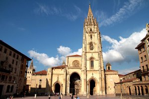 Famosa catedral gótica de Oviedo (Asturias)